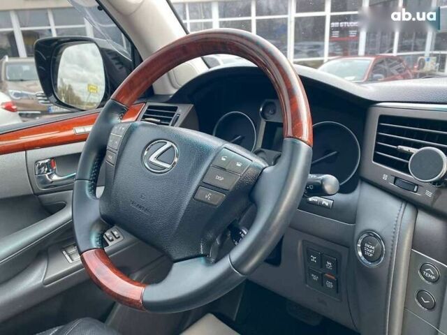 Лексус ЛХ, объемом двигателя 0 л и пробегом 310 тыс. км за 27900 $, фото 13 на Automoto.ua