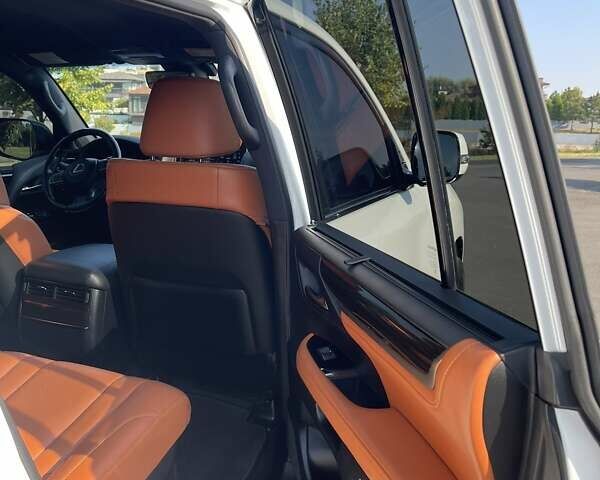 Лексус ЛХ, объемом двигателя 4.46 л и пробегом 54 тыс. км за 74654 $, фото 33 на Automoto.ua
