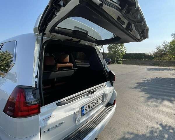 Лексус ЛХ, объемом двигателя 4.46 л и пробегом 54 тыс. км за 74654 $, фото 8 на Automoto.ua