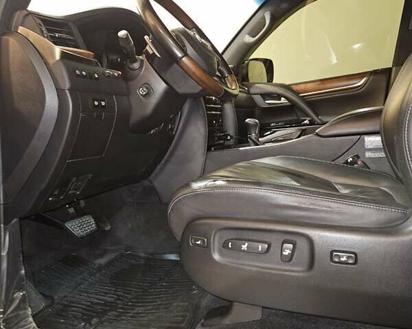 Лексус ЛХ, объемом двигателя 4.46 л и пробегом 111 тыс. км за 67000 $, фото 2 на Automoto.ua