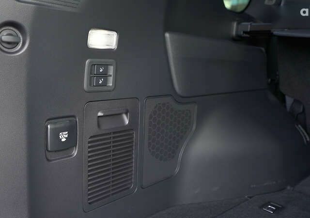 Лексус ЛХ, объемом двигателя 3.4 л и пробегом 20 тыс. км за 120018 $, фото 10 на Automoto.ua