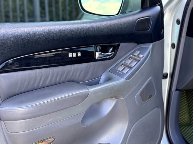 Серый Лексус ЛХ, объемом двигателя 4.7 л и пробегом 217 тыс. км за 14200 $, фото 8 на Automoto.ua