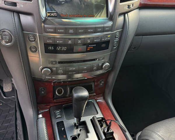 Сірий Лексус ЛХ, об'ємом двигуна 5.66 л та пробігом 303 тис. км за 22000 $, фото 21 на Automoto.ua