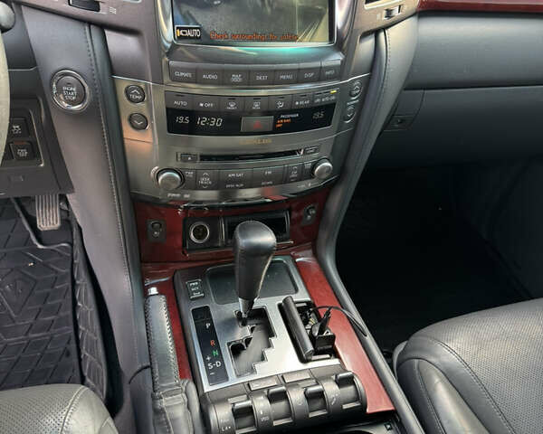 Сірий Лексус ЛХ, об'ємом двигуна 5.66 л та пробігом 303 тис. км за 22000 $, фото 19 на Automoto.ua