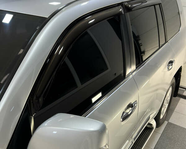 Серый Лексус ЛХ, объемом двигателя 5.66 л и пробегом 273 тыс. км за 24900 $, фото 20 на Automoto.ua