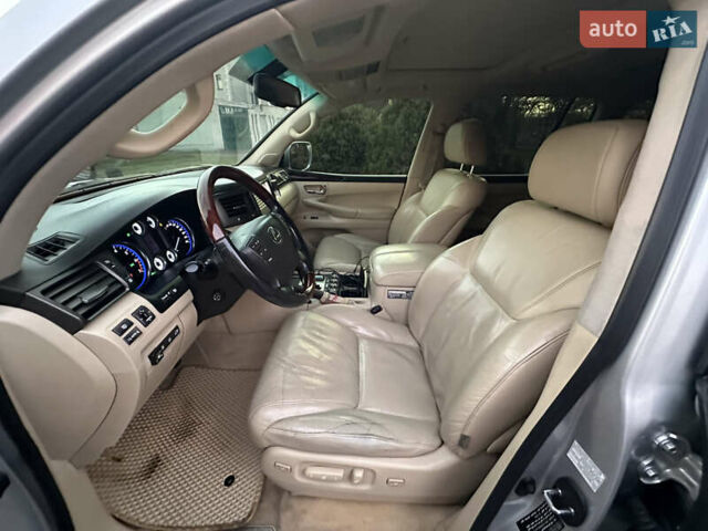 Сірий Лексус ЛХ, об'ємом двигуна 5.66 л та пробігом 262 тис. км за 22999 $, фото 17 на Automoto.ua