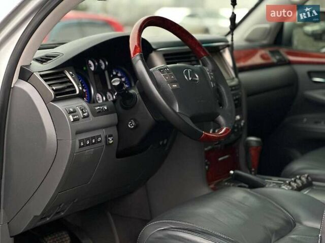 Серый Лексус ЛХ, объемом двигателя 5.66 л и пробегом 259 тыс. км за 21990 $, фото 9 на Automoto.ua