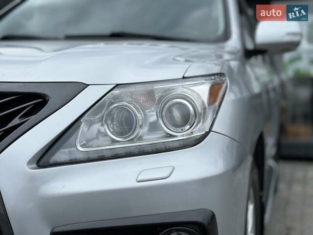 Серый Лексус ЛХ, объемом двигателя 5.66 л и пробегом 255 тыс. км за 24900 $, фото 5 на Automoto.ua