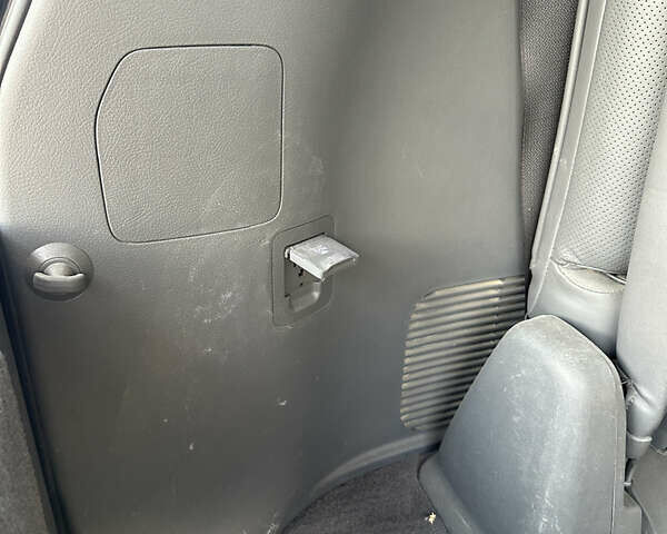 Серый Лексус ЛХ, объемом двигателя 5.66 л и пробегом 243 тыс. км за 25800 $, фото 80 на Automoto.ua