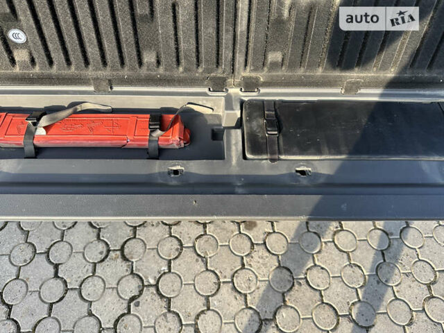 Серый Лексус ЛХ, объемом двигателя 5.66 л и пробегом 243 тыс. км за 25800 $, фото 70 на Automoto.ua