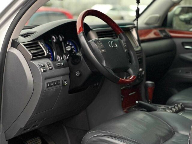 Серый Лексус ЛХ, объемом двигателя 5.7 л и пробегом 259 тыс. км за 21990 $, фото 6 на Automoto.ua