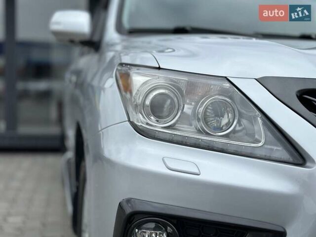 Серый Лексус ЛХ, объемом двигателя 5.66 л и пробегом 255 тыс. км за 24900 $, фото 3 на Automoto.ua