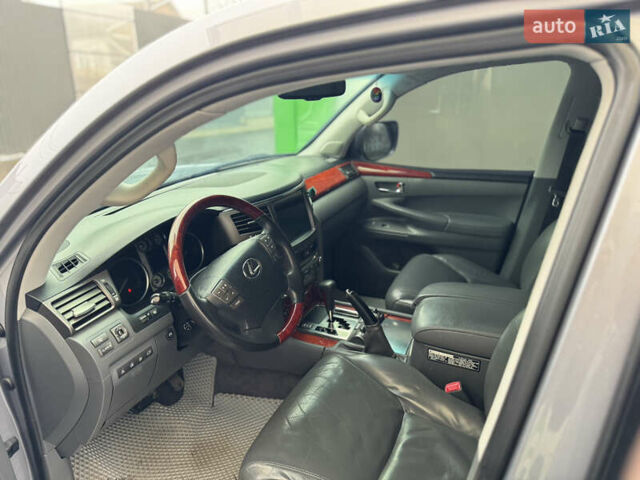 Серый Лексус ЛХ, объемом двигателя 5.66 л и пробегом 530 тыс. км за 25500 $, фото 10 на Automoto.ua