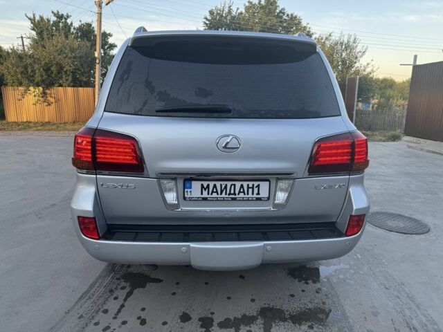 Серый Лексус ЛХ, объемом двигателя 5.7 л и пробегом 320 тыс. км за 22300 $, фото 1 на Automoto.ua