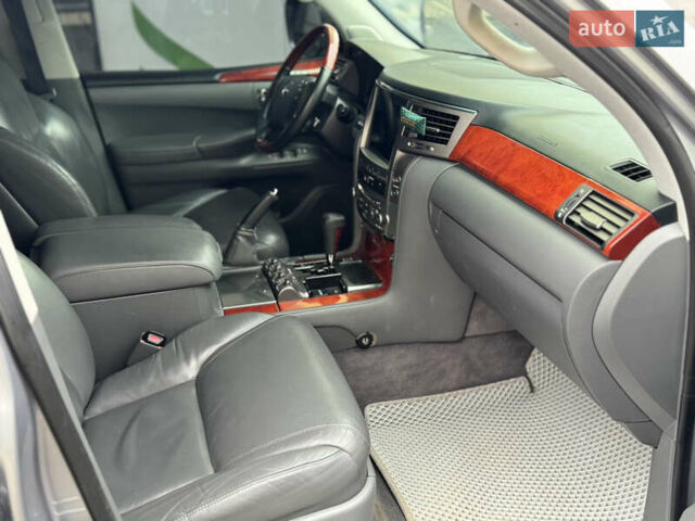 Серый Лексус ЛХ, объемом двигателя 5.66 л и пробегом 530 тыс. км за 25500 $, фото 8 на Automoto.ua