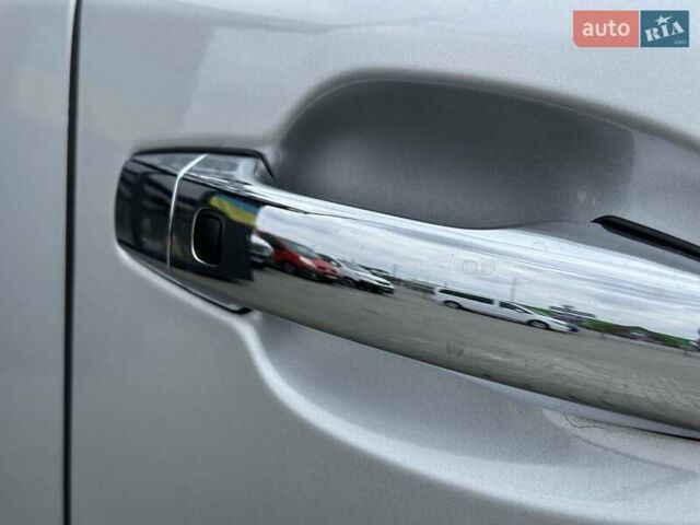 Серый Лексус ЛХ, объемом двигателя 5.66 л и пробегом 255 тыс. км за 24900 $, фото 11 на Automoto.ua