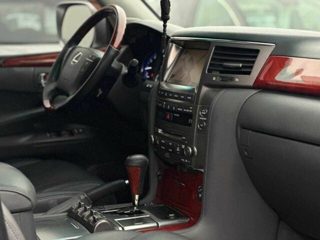 Серый Лексус ЛХ, объемом двигателя 5.7 л и пробегом 259 тыс. км за 21990 $, фото 7 на Automoto.ua