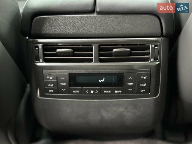 Серый Лексус ЛХ, объемом двигателя 5.66 л и пробегом 255 тыс. км за 24900 $, фото 30 на Automoto.ua