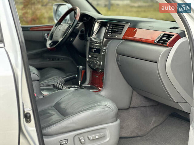 Серый Лексус ЛХ, объемом двигателя 5.7 л и пробегом 360 тыс. км за 19900 $, фото 15 на Automoto.ua