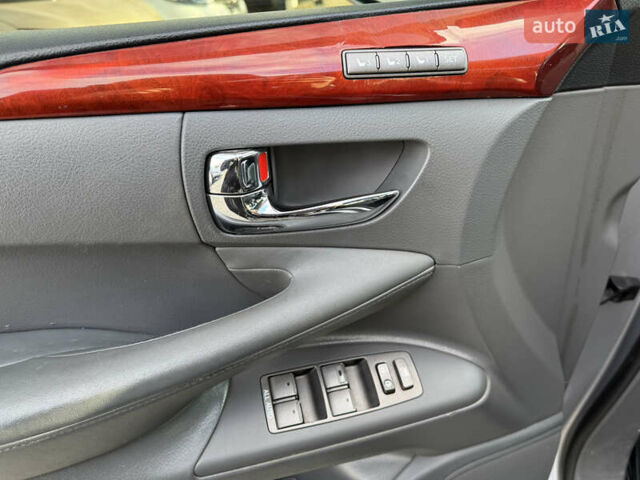 Сірий Лексус ЛХ, об'ємом двигуна 5.66 л та пробігом 303 тис. км за 22000 $, фото 14 на Automoto.ua