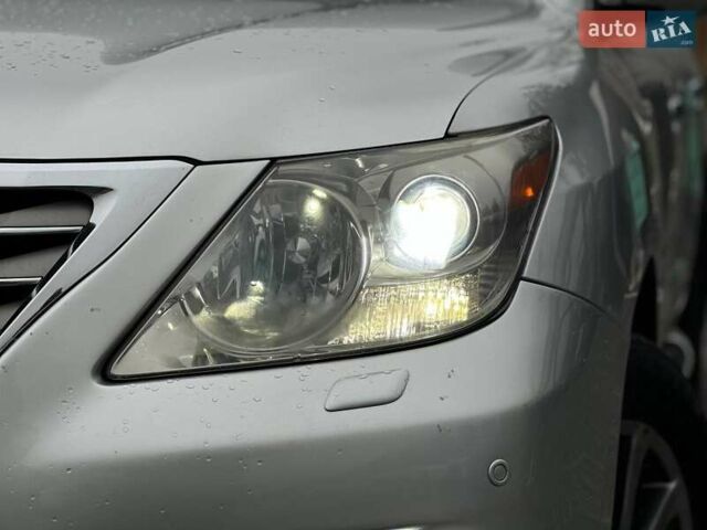 Серый Лексус ЛХ, объемом двигателя 5.66 л и пробегом 259 тыс. км за 21990 $, фото 1 на Automoto.ua