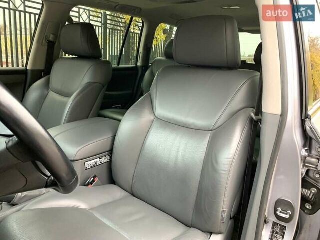 Серый Лексус ЛХ, объемом двигателя 5.66 л и пробегом 175 тыс. км за 32800 $, фото 30 на Automoto.ua