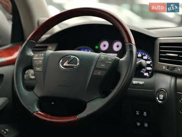 Серый Лексус ЛХ, объемом двигателя 5.66 л и пробегом 259 тыс. км за 21990 $, фото 20 на Automoto.ua