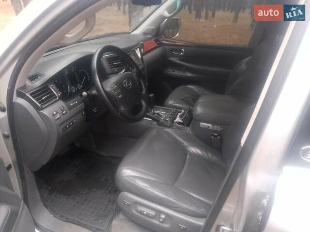 Сірий Лексус ЛХ, об'ємом двигуна 5.66 л та пробігом 360 тис. км за 21700 $, фото 12 на Automoto.ua