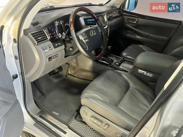 Серый Лексус ЛХ, объемом двигателя 5.66 л и пробегом 273 тыс. км за 24900 $, фото 93 на Automoto.ua