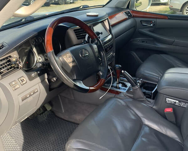 Серый Лексус ЛХ, объемом двигателя 5.66 л и пробегом 310 тыс. км за 24000 $, фото 4 на Automoto.ua