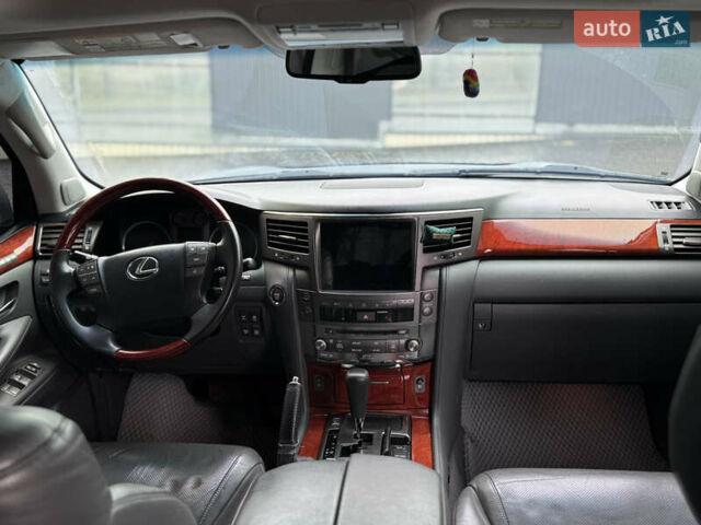Серый Лексус ЛХ, объемом двигателя 5.66 л и пробегом 530 тыс. км за 25500 $, фото 9 на Automoto.ua