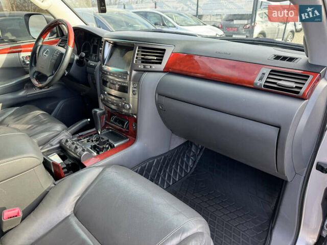 Сірий Лексус ЛХ, об'ємом двигуна 5.66 л та пробігом 303 тис. км за 22000 $, фото 30 на Automoto.ua