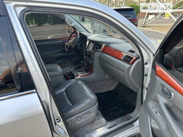 Серый Лексус ЛХ, объемом двигателя 5.66 л и пробегом 243 тыс. км за 25800 $, фото 22 на Automoto.ua