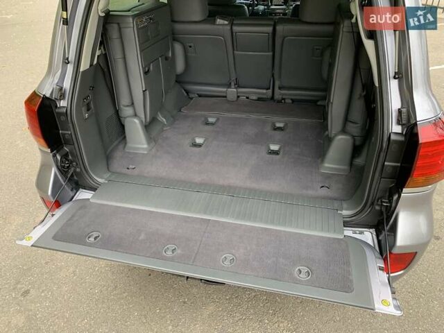 Серый Лексус ЛХ, объемом двигателя 5.66 л и пробегом 175 тыс. км за 32800 $, фото 64 на Automoto.ua