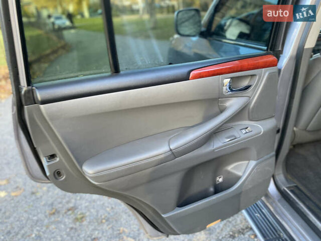 Сірий Лексус ЛХ, об'ємом двигуна 5.66 л та пробігом 295 тис. км за 20888 $, фото 22 на Automoto.ua