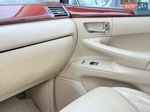 Сірий Лексус ЛХ, об'ємом двигуна 5.66 л та пробігом 235 тис. км за 27191 $, фото 30 на Automoto.ua