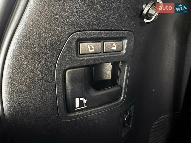 Серый Лексус ЛХ, объемом двигателя 5.66 л и пробегом 250 тыс. км за 29999 $, фото 24 на Automoto.ua