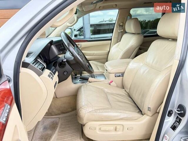 Сірий Лексус ЛХ, об'ємом двигуна 5.66 л та пробігом 235 тис. км за 27191 $, фото 19 на Automoto.ua