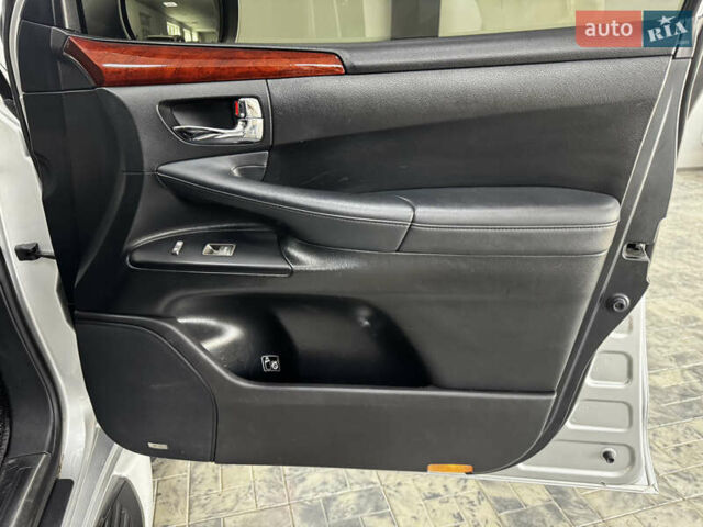 Серый Лексус ЛХ, объемом двигателя 5.66 л и пробегом 250 тыс. км за 29999 $, фото 19 на Automoto.ua