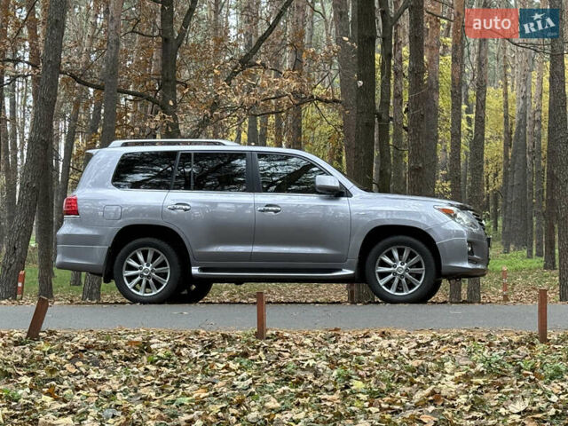 Серый Лексус ЛХ, объемом двигателя 5.66 л и пробегом 221 тыс. км за 32500 $, фото 4 на Automoto.ua