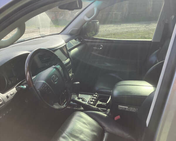 Серый Лексус ЛХ, объемом двигателя 5.66 л и пробегом 245 тыс. км за 29700 $, фото 4 на Automoto.ua