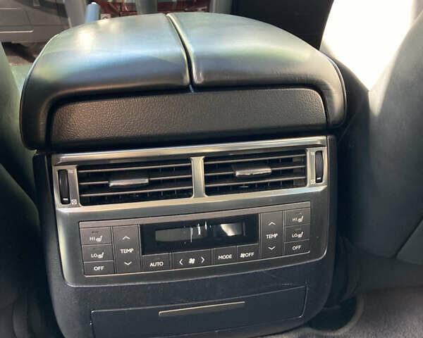 Серый Лексус ЛХ, объемом двигателя 5.66 л и пробегом 245 тыс. км за 29700 $, фото 10 на Automoto.ua