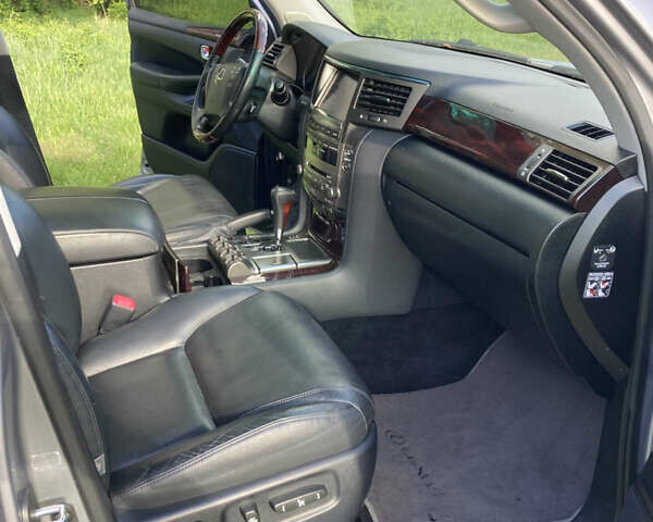 Серый Лексус ЛХ, объемом двигателя 5.66 л и пробегом 245 тыс. км за 29700 $, фото 6 на Automoto.ua