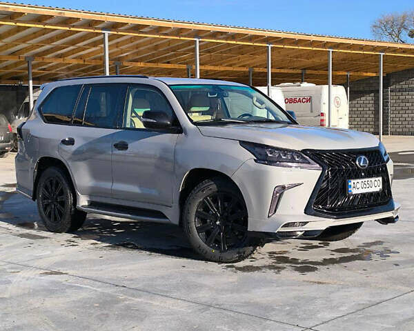Серый Лексус ЛХ, объемом двигателя 5.7 л и пробегом 330 тыс. км за 45000 $, фото 1 на Automoto.ua