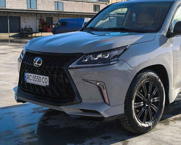 Серый Лексус ЛХ, объемом двигателя 5.7 л и пробегом 330 тыс. км за 45000 $, фото 10 на Automoto.ua