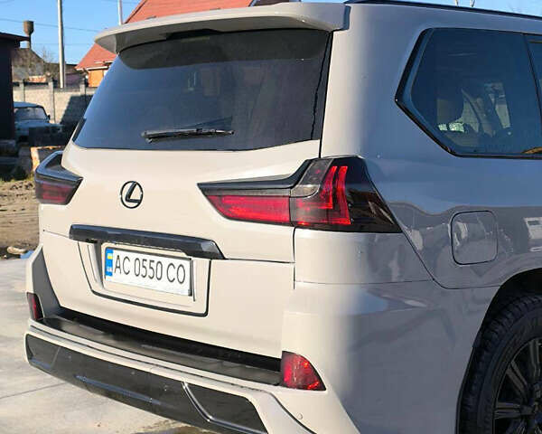 Серый Лексус ЛХ, объемом двигателя 5.7 л и пробегом 330 тыс. км за 45000 $, фото 6 на Automoto.ua