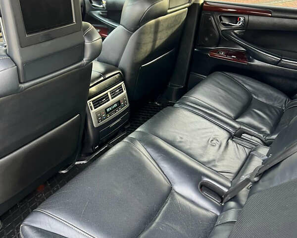 Серый Лексус ЛХ, объемом двигателя 5.66 л и пробегом 314 тыс. км за 38500 $, фото 29 на Automoto.ua