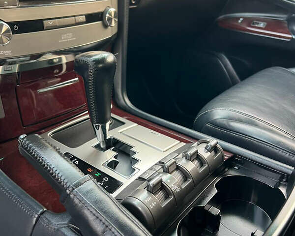 Серый Лексус ЛХ, объемом двигателя 5.66 л и пробегом 314 тыс. км за 38500 $, фото 28 на Automoto.ua