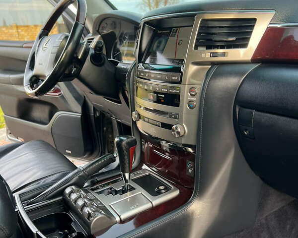 Серый Лексус ЛХ, объемом двигателя 5.66 л и пробегом 314 тыс. км за 38500 $, фото 30 на Automoto.ua