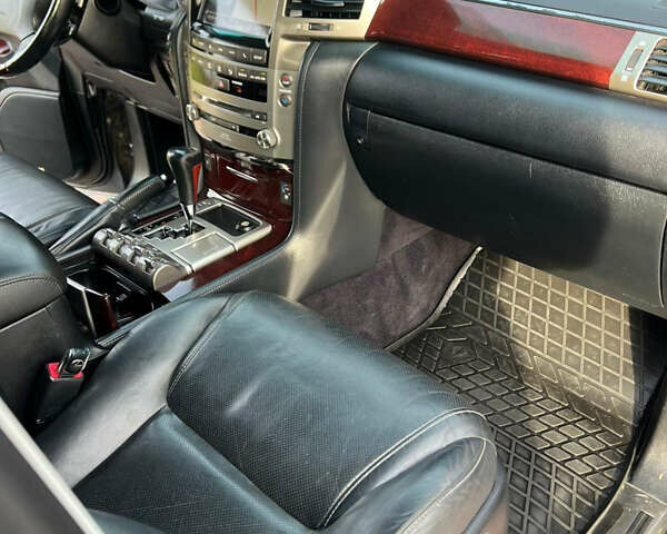 Серый Лексус ЛХ, объемом двигателя 5.66 л и пробегом 314 тыс. км за 38500 $, фото 33 на Automoto.ua